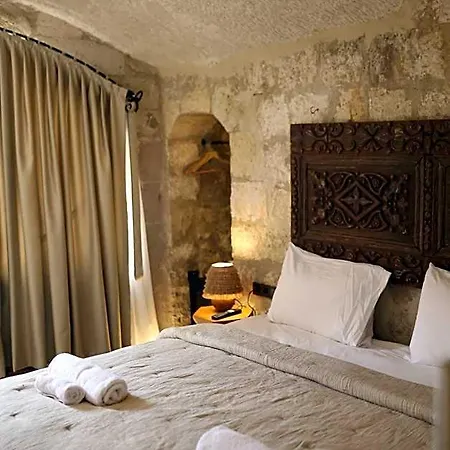 Potamia Cave Hotel *